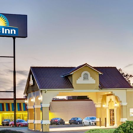 Days Inn By Wyndham Louisville Airport Fair And Expo Center Exterior foto