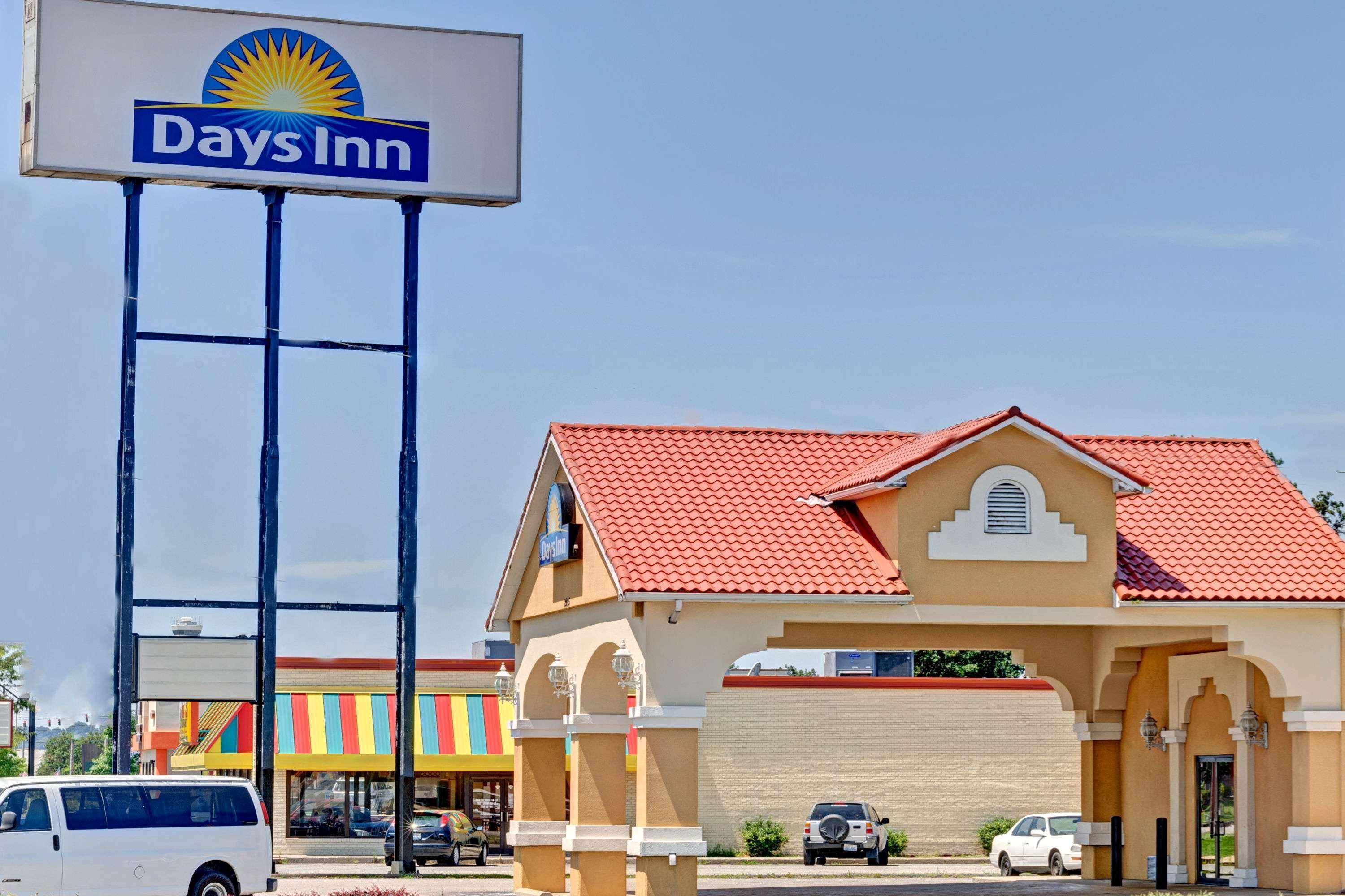 Days Inn By Wyndham Louisville Airport Fair And Expo Center Exterior foto