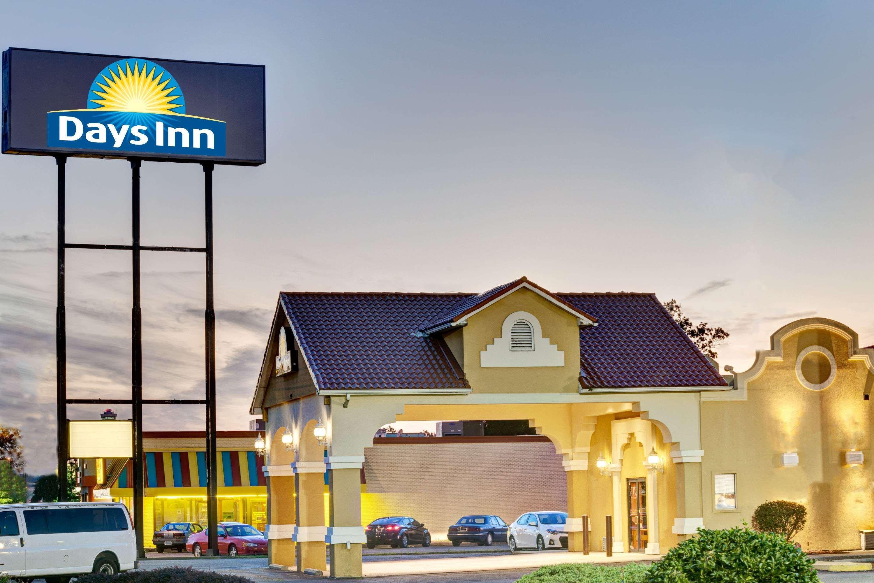 Days Inn By Wyndham Louisville Airport Fair And Expo Center Exterior foto